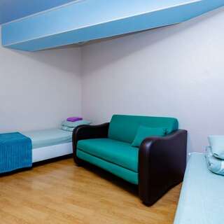 Хостел Какаду Хабаровск Жилая комната в 3-комнатной квартире с общим санузлом и кухней 107-7