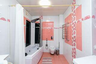 Хостел Какаду Хабаровск Жилая комната с раздельными кроватями  в 3-х  комнатной квартире,  общим санузлом и кухней Ш10-24 (3)-9