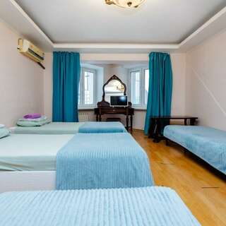 Хостел Какаду Хабаровск Жилая комната в 3-комнатной квартире с общим санузлом и кухней 107-14