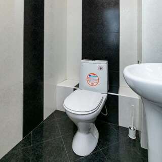 Хостел Какаду Хабаровск Жилая комната с раздельными кроватями в 3-комнатной квартире, общим санузлом и кухней Ш10-24 (3)-13