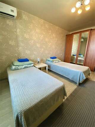 Хостел Какаду Хабаровск Жилая комната с балконом и общим санузлом С19-91 (Silver,Red)-4