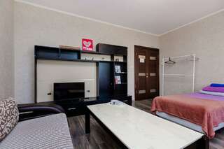 Хостел Какаду Хабаровск 2-комнатные апартаменты стандарт с 2 односпальными и 1 двуспальной кроватью-8