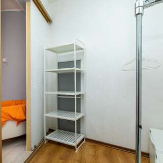 Хостел Какаду Хабаровск Жилая комната с двуспальной кроватью в 3-конатной квартире с общим санузлом и кухней Ш10-24 (1-2)-11