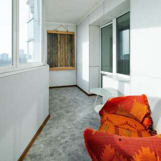 Хостел Какаду Хабаровск Жилая комната с двуспальной кроватью в 3-конатной квартире с общим санузлом и кухней Ш10-24 (1-2)-6